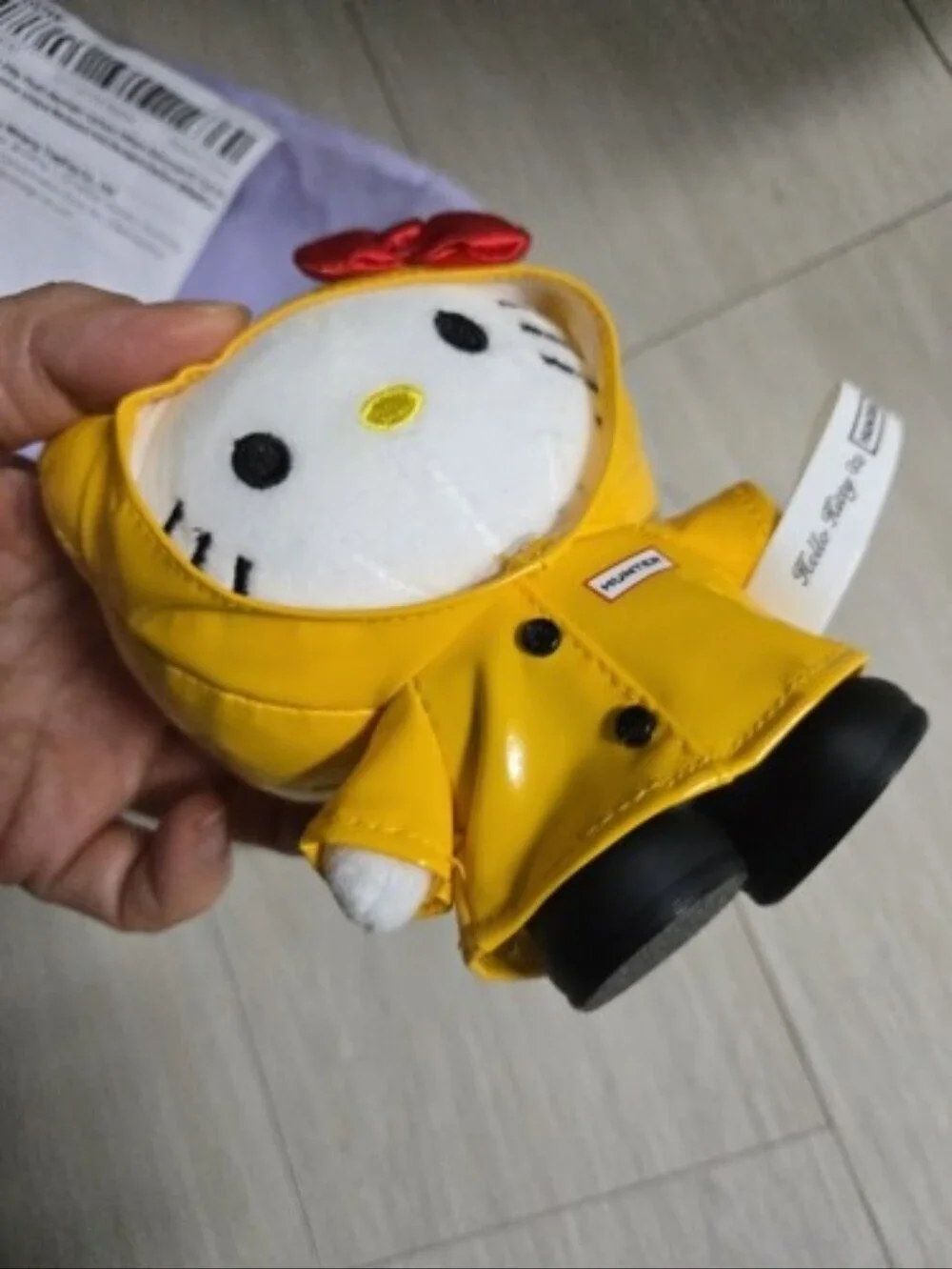 Nwt Hunter Yellow Raincoat Hello Kitty Plush with Red Bow Keychain - Picture 5 of 9